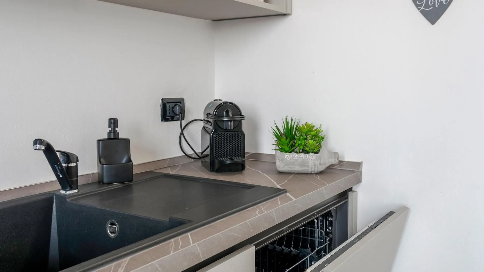 Daire Design & Relax Sul Lago Di Garda Montinelle